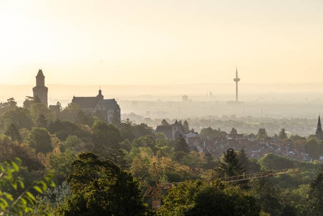 Frankfurt am Morgen Blick über die Burg Kronberg auf die Skyline von Frankfurt am Main im Licht der Morgensonne., Kronberg Hessen Deutschland