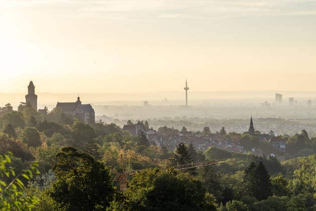 Frankfurt am Morgen Blick über die Burg Kronberg auf die Skyline von Frankfurt am Main im Licht der Morgensonne., Kronberg Hessen Deutschland
