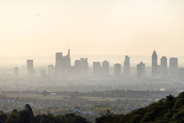 Frankfurt am Morgen Blick auf die Skyline von Frankfurt am Main im Licht der Morgensonne., Kronberg Hessen Deutschland