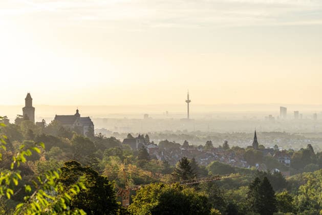 Frankfurt am Morgen Blick auf die Skyline von Frankfurt am Main im Licht der Morgensonne., Kronberg Hessen Deutschland