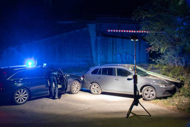 Verfolgungsfahrt bei Nieder-Olm endet mit Unfall und umfangreicher Polizeifahndung Am Freitagabend, dem 18. September 2026, kam es im Bereich der A63 bei Nieder-Olm zu einer Verfolgungsfahrt mit anschließendem größeren Polizeieinsatz. Südlich von Nieder-Olm, im Bereich der Eulenmühle, kollidierte das flüchtende Fahrzeug mit einem Polizeifahrzeug, geriet von der Fahrbahn ab und prallte gegen ein Verkehrsschild. Die Insassen flüchteten anschließend zu Fuß. Im Rahmen der Fahndung setzte die Polizei mehrere Streifenwagen, zivile Polizeikräfte, einen Polizeihubschrauber sowie einen Hundeführer mit Polizeihund ein. Am frühen Samstagmorgen bestätigte die Polizei die Festnahme einer Person; nach einer zweiten Person wurde weiterhin gef