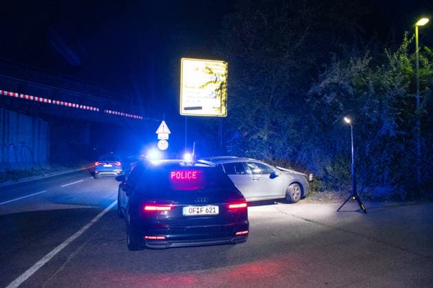 Verfolgungsfahrt bei Nieder-Olm endet mit Unfall und umfangreicher Polizeifahndung Am Freitagabend, dem 18. September 2026, kam es im Bereich der A63 bei Nieder-Olm zu einer Verfolgungsfahrt mit anschließendem größeren Polizeieinsatz. Südlich von Nieder-Olm, im Bereich der Eulenmühle, kollidierte das flüchtende Fahrzeug mit einem Polizeifahrzeug, geriet von der Fahrbahn ab und prallte gegen ein Verkehrsschild. Die Insassen flüchteten anschließend zu Fuß. Im Rahmen der Fahndung setzte die Polizei mehrere Streifenwagen, zivile Polizeikräfte, einen Polizeihubschrauber sowie einen Hundeführer mit Polizeihund ein. Am frühen Samstagmorgen bestätigte die Polizei die Festnahme einer Person; nach einer zweiten Person wurde weiterhin gef