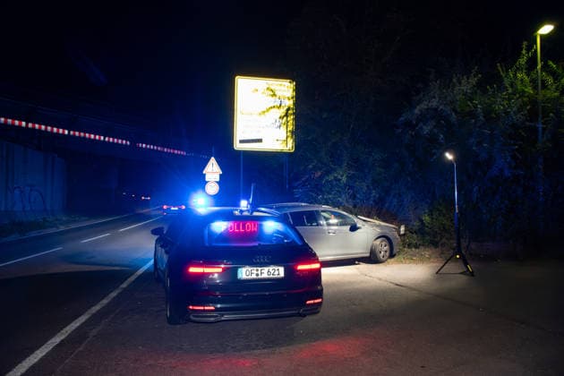 Verfolgungsfahrt bei Nieder-Olm endet mit Unfall und umfangreicher Polizeifahndung Am Freitagabend, dem 18. September 2026, kam es im Bereich der A63 bei Nieder-Olm zu einer Verfolgungsfahrt mit anschließendem größeren Polizeieinsatz. Südlich von Nieder-Olm, im Bereich der Eulenmühle, kollidierte das flüchtende Fahrzeug mit einem Polizeifahrzeug, geriet von der Fahrbahn ab und prallte gegen ein Verkehrsschild. Die Insassen flüchteten anschließend zu Fuß. Im Rahmen der Fahndung setzte die Polizei mehrere Streifenwagen, zivile Polizeikräfte, einen Polizeihubschrauber sowie einen Hundeführer mit Polizeihund ein. Am frühen Samstagmorgen bestätigte die Polizei die Festnahme einer Person; nach einer zweiten Person wurde weiterhin gef