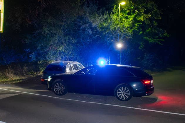 Verfolgungsfahrt bei Nieder-Olm endet mit Unfall und umfangreicher Polizeifahndung Am Freitagabend, dem 18. September 2026, kam es im Bereich der A63 bei Nieder-Olm zu einer Verfolgungsfahrt mit anschließendem größeren Polizeieinsatz. Südlich von Nieder-Olm, im Bereich der Eulenmühle, kollidierte das flüchtende Fahrzeug mit einem Polizeifahrzeug, geriet von der Fahrbahn ab und prallte gegen ein Verkehrsschild. Die Insassen flüchteten anschließend zu Fuß. Im Rahmen der Fahndung setzte die Polizei mehrere Streifenwagen, zivile Polizeikräfte, einen Polizeihubschrauber sowie einen Hundeführer mit Polizeihund ein. Am frühen Samstagmorgen bestätigte die Polizei die Festnahme einer Person; nach einer zweiten Person wurde weiterhin gef