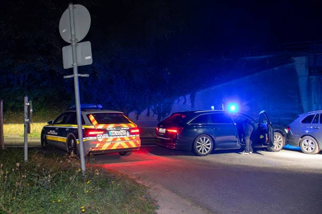 Verfolgungsfahrt bei Nieder-Olm endet mit Unfall und umfangreicher Polizeifahndung Am Freitagabend, dem 18. September 2026, kam es im Bereich der A63 bei Nieder-Olm zu einer Verfolgungsfahrt mit anschließendem größeren Polizeieinsatz. Südlich von Nieder-Olm, im Bereich der Eulenmühle, kollidierte das flüchtende Fahrzeug mit einem Polizeifahrzeug, geriet von der Fahrbahn ab und prallte gegen ein Verkehrsschild. Die Insassen flüchteten anschließend zu Fuß. Im Rahmen der Fahndung setzte die Polizei mehrere Streifenwagen, zivile Polizeikräfte, einen Polizeihubschrauber sowie einen Hundeführer mit Polizeihund ein. Am frühen Samstagmorgen bestätigte die Polizei die Festnahme einer Person; nach einer zweiten Person wurde weiterhin gef