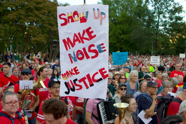 September 18, 2026, Washington, D.C, USA: Thousands of demonstrators gather outside the John F. Kennedy Center for the Performing Arts in Washington, D.C. Organized by the activist group Hands Off the Arts, the Hands Around the Kennedy Center rally drew participants to the iconic cultural venue to protest President Donald Trump s recent threats to demolish the building. Washington USA  - ZUMAd225 20260918_znp_d225_015 Copyright: xZoraidaxDiazx