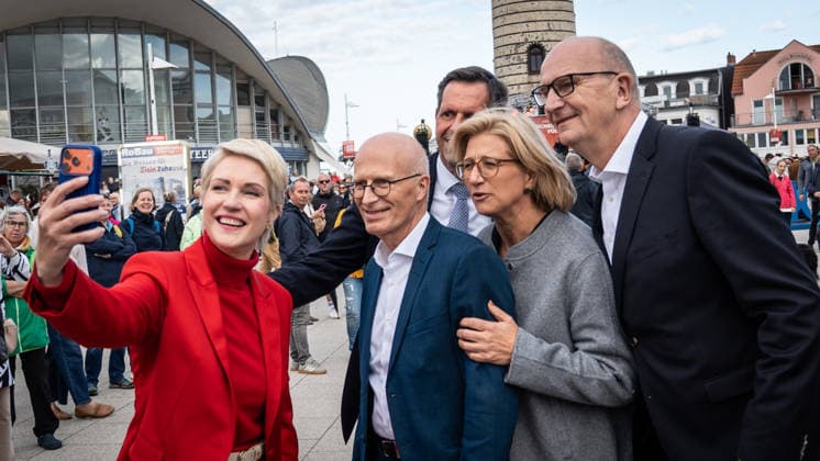 Aktuelle SPD-Ministerpräsidenten Olaf Lies, Anke, Rehlinger, Manuela Schwesig, Dietmar Woidke und Hamnburgs Erster Bürgermeister Peter Tschentscher gemeinsam in Warnemünde;Abschlusskundgebung der SPD am Leuchtturm von Warnemünde zur Landtagswahl in Mecklenburg-Vorpommern, Rostock-Warnemünde Mecklenburg-Vorpommern Deutschland Leuchtturm