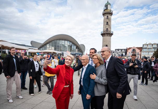 Aktuelle SPD-Ministerpräsidenten Olaf Lies, Anke, Rehlinger, Manuela Schwesig, Dietmar Woidke und Hamnburgs Erster Bürgermeister Peter Tschentscher gemeinsam in Warnemünde;Abschlusskundgebung der SPD am Leuchtturm von Warnemünde zur Landtagswahl in Mecklenburg-Vorpommern, Rostock-Warnemünde Mecklenburg-Vorpommern Deutschland Leuchtturm