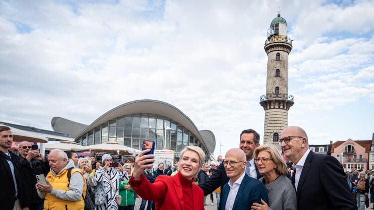 Aktuelle SPD-Ministerpräsidenten Olaf Lies, Anke, Rehlinger, Manuela Schwesig, Dietmar Woidke und Hamnburgs Erster Bürgermeister Peter Tschentscher gemeinsam in Warnemünde;Abschlusskundgebung der SPD am Leuchtturm von Warnemünde zur Landtagswahl in Mecklenburg-Vorpommern, Rostock-Warnemünde Mecklenburg-Vorpommern Deutschland Leuchtturm