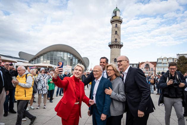 Aktuelle SPD-Ministerpräsidenten Olaf Lies, Anke, Rehlinger, Manuela Schwesig, Dietmar Woidke und Hamnburgs Erster Bürgermeister Peter Tschentscher gemeinsam in Warnemünde;Abschlusskundgebung der SPD am Leuchtturm von Warnemünde zur Landtagswahl in Mecklenburg-Vorpommern, Rostock-Warnemünde Mecklenburg-Vorpommern Deutschland Leuchtturm