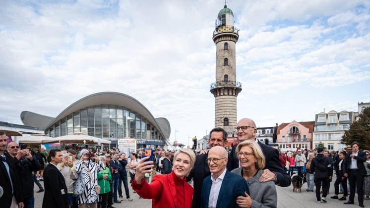 Aktuelle SPD-Ministerpräsidenten Olaf Lies, Anke, Rehlinger, Manuela Schwesig, Dietmar Woidke und Hamnburgs Erster Bürgermeister Peter Tschentscher gemeinsam in Warnemünde;Abschlusskundgebung der SPD am Leuchtturm von Warnemünde zur Landtagswahl in Mecklenburg-Vorpommern, Rostock-Warnemünde Mecklenburg-Vorpommern Deutschland Leuchtturm