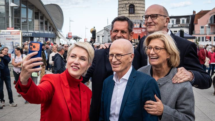 Aktuelle SPD-Ministerpräsidenten Olaf Lies, Anke, Rehlinger, Manuela Schwesig, Dietmar Woidke und Hamnburgs Erster Bürgermeister Peter Tschentscher gemeinsam in Warnemünde;Abschlusskundgebung der SPD am Leuchtturm von Warnemünde zur Landtagswahl in Mecklenburg-Vorpommern, Rostock-Warnemünde Mecklenburg-Vorpommern Deutschland Leuchtturm