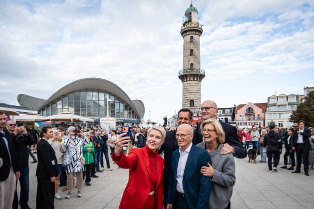Aktuelle SPD-Ministerpräsidenten Olaf Lies, Anke, Rehlinger, Manuela Schwesig, Dietmar Woidke und Hamnburgs Erster Bürgermeister Peter Tschentscher gemeinsam in Warnemünde;Abschlusskundgebung der SPD am Leuchtturm von Warnemünde zur Landtagswahl in Mecklenburg-Vorpommern, Rostock-Warnemünde Mecklenburg-Vorpommern Deutschland Leuchtturm
