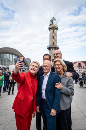 Aktuelle SPD-Ministerpräsidenten Olaf Lies, Anke, Rehlinger, Manuela Schwesig, Dietmar Woidke und Hamnburgs Erster Bürgermeister Peter Tschentscher gemeinsam in Warnemünde;Abschlusskundgebung der SPD am Leuchtturm von Warnemünde zur Landtagswahl in Mecklenburg-Vorpommern, Rostock-Warnemünde Mecklenburg-Vorpommern Deutschland Leuchtturm