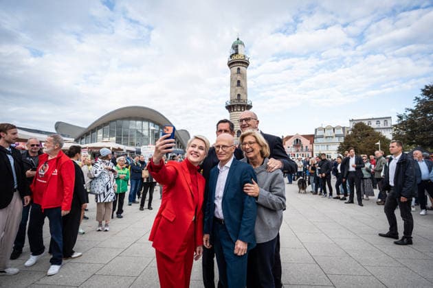 Aktuelle SPD-Ministerpräsidenten Olaf Lies, Anke, Rehlinger, Manuela Schwesig, Dietmar Woidke und Hamnburgs Erster Bürgermeister Peter Tschentscher gemeinsam in Warnemünde;Abschlusskundgebung der SPD am Leuchtturm von Warnemünde zur Landtagswahl in Mecklenburg-Vorpommern, Rostock-Warnemünde Mecklenburg-Vorpommern Deutschland Leuchtturm