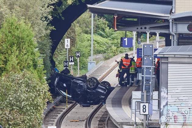 Auto stürzt auf Gleise am Bahnhof Bornholmer Straße ** NUR FÜR REDAKTIONELLE ZWECKE ** EDITORIAL USE ONLY **<p>Auto stürzt auf Gleise am Bahnhof Bornholmer Straße. Deutschland Berlin Berlin Copyright: JörgxCarstensen
