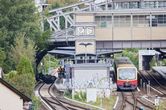 Auto stürzt auf Gleise am Bahnhof Bornholmer Straße ** NUR FÜR REDAKTIONELLE ZWECKE ** EDITORIAL USE ONLY **<p>Auto stürzt auf Gleise am Bahnhof Bornholmer Straße. Deutschland Berlin Berlin Copyright: JörgxCarstensen