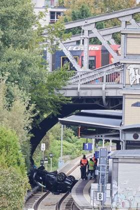 Auto stürzt auf Gleise am Bahnhof Bornholmer Straße ** NUR FÜR REDAKTIONELLE ZWECKE ** EDITORIAL USE ONLY **<p>Auto stürzt auf Gleise am Bahnhof Bornholmer Straße. Deutschland Berlin Berlin Copyright: JörgxCarstensen