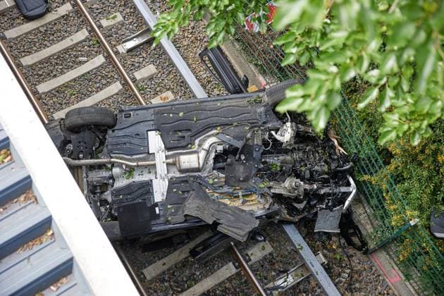 Auto stürzt auf Gleise am Bahnhof Bornholmer Straße ** NUR FÜR REDAKTIONELLE ZWECKE ** EDITORIAL USE ONLY **<p>Auto stürzt auf Gleise am Bahnhof Bornholmer Straße. Deutschland Berlin Berlin Copyright: JörgxCarstensen