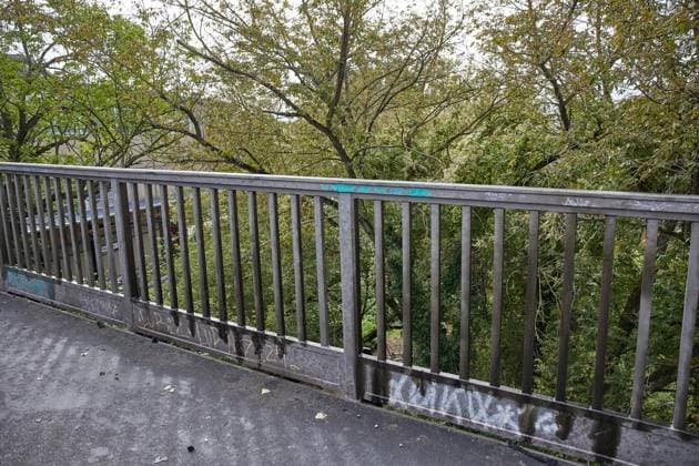 Auto stürzt auf Gleise am Bahnhof Bornholmer Straße ** NUR FÜR REDAKTIONELLE ZWECKE ** EDITORIAL USE ONLY **<p>Spuren eines Autounfalls sind an der Bösebrücke am Bahnhof Bornholmer Straße zu sehen. Das Auto stürzte auf Gleise. Deutschland Berlin Berlin Copyright: JörgxCarstensen
