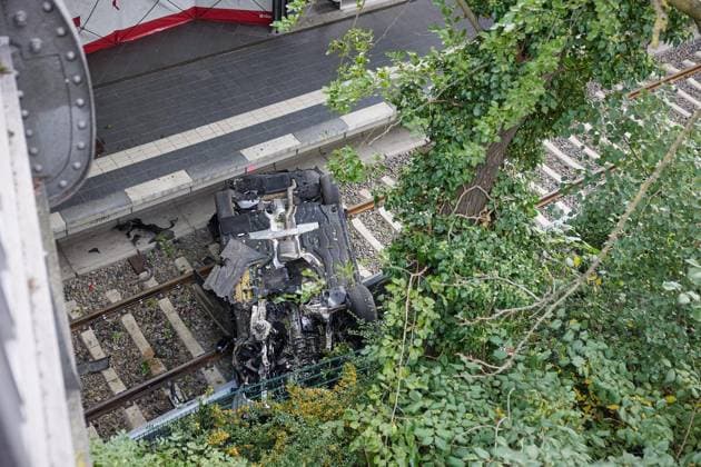 Auto stürzt auf Gleise am Bahnhof Bornholmer Straße ** NUR FÜR REDAKTIONELLE ZWECKE ** EDITORIAL USE ONLY **<p>Auto stürzt auf Gleise am Bahnhof Bornholmer Straße. Deutschland Berlin Berlin Copyright: JörgxCarstensen