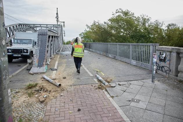 Auto stürzt auf Gleise am Bahnhof Bornholmer Straße ** NUR FÜR REDAKTIONELLE ZWECKE ** EDITORIAL USE ONLY **<p>Spuren eines Autounfalls sind an der Bösebrücke am Bahnhof Bornholmer Straße zu sehen. Das Auto stürzte auf Gleise. Deutschland Berlin Berlin Copyright: JörgxCarstensen
