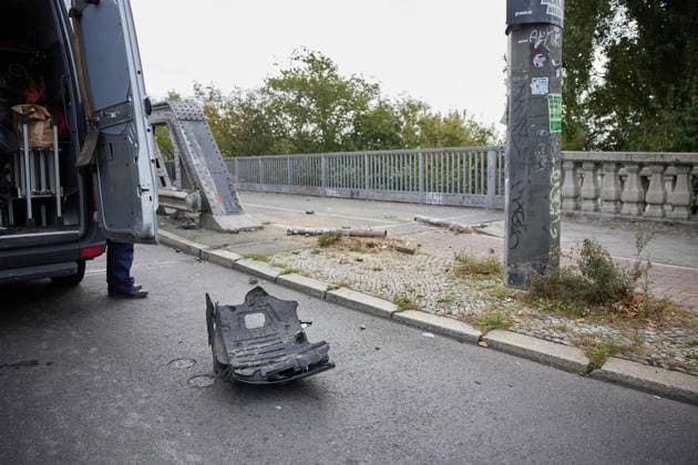 Auto stürzt auf Gleise am Bahnhof Bornholmer Straße ** NUR FÜR REDAKTIONELLE ZWECKE ** EDITORIAL USE ONLY **<p>Spuren eines Autounfalls sind an der Bösebrücke am Bahnhof Bornholmer Straße zu sehen. Das Auto stürzte auf Gleise. Deutschland Berlin Berlin Copyright: JörgxCarstensen