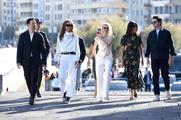 Ben Shirinian, Michael Merriman, Lena Olin, Naomi Watts und Team beim Photocall zum Kinofilm The Housewife auf dem 74. Internationalen Filmfestival San Sebastian Festival Internacional de Cine de San Sebastian auf der Kursaal Terasse. San Sebastian, 19.09.2026