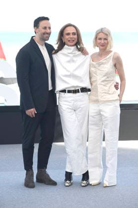 Ben Shirinian, Lena Olin und Naomi Watts beim Photocall zum Kinofilm The Housewife auf dem 74. Internationalen Filmfestival San Sebastian Festival Internacional de Cine de San Sebastian auf der Kursaal Terasse. San Sebastian, 19.09.2026
