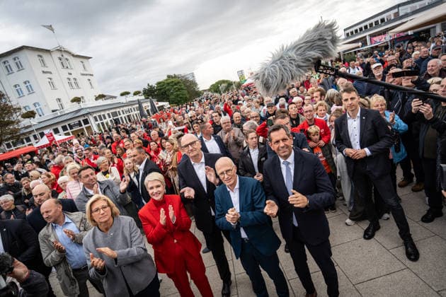 Aktuelle SPD-Ministerpräsidenten Olaf Lies, Anke, Rehlinger, Manuela Schwesig, Dietmar Woidke und Hamnburgs Erster Bürgermeister Peter Tschentscher gemeinsam in Warnemünde;Abschlusskundgebung der SPD am Leuchtturm von Warnemünde zur Landtagswahl in Mecklenburg-Vorpommern, Rostock-Warnemünde Mecklenburg-Vorpommern Deutschland Leuchtturm