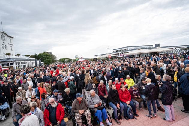 Aktuelle SPD-Ministerpräsidenten Olaf Lies, Anke, Rehlinger, Manuela Schwesig, Dietmar Woidke und Hamnburgs Erster Bürgermeister Peter Tschentscher gemeinsam in Warnemünde;Abschlusskundgebung der SPD am Leuchtturm von Warnemünde zur Landtagswahl in Mecklenburg-Vorpommern, Rostock-Warnemünde Mecklenburg-Vorpommern Deutschland Leuchtturm