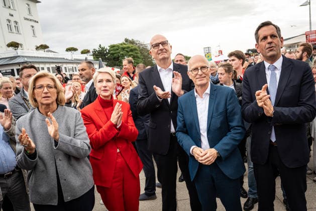 Aktuelle SPD-Ministerpräsidenten Olaf Lies, Anke, Rehlinger, Manuela Schwesig, Dietmar Woidke und Hamnburgs Erster Bürgermeister Peter Tschentscher gemeinsam in Warnemünde;Abschlusskundgebung der SPD am Leuchtturm von Warnemünde zur Landtagswahl in Mecklenburg-Vorpommern, Rostock-Warnemünde Mecklenburg-Vorpommern Deutschland Leuchtturm