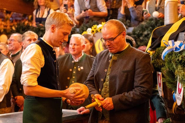 Dominik Krause, Muenchner Oberbuergermeister bereitet sich auf den Anstich vor, Oktoberfest Eroeffnung 2026 in Muenchen, 19.09.2026 Muenchen Bayern Deutschland