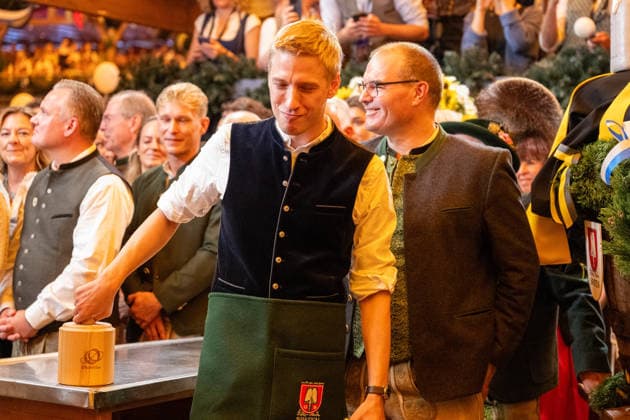 Dominik Krause, Muenchner Oberbuergermeister bereitet sich auf den Anstich vor, Oktoberfest Eroeffnung 2026 in Muenchen, 19.09.2026 Muenchen Bayern Deutschland