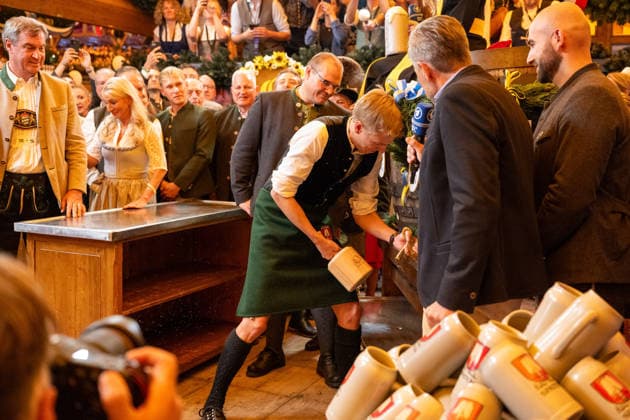 Dominik Krause, Muenchner Oberbuergermeister macht den Anstich, Oktoberfest Eroeffnung 2026 in Muenchen, 19.09.2026 Muenchen Bayern Deutschland