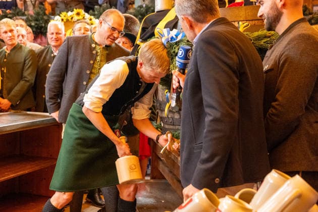 Dominik Krause, Muenchner Oberbuergermeister macht den Anstich, Oktoberfest Eroeffnung 2026 in Muenchen, 19.09.2026 Muenchen Bayern Deutschland
