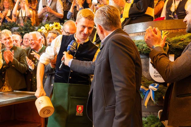 Dominik Krause, Muenchner Oberbuergermeister bereitet sich auf den Anstich vor, Oktoberfest Eroeffnung 2026 in Muenchen, 19.09.2026 Muenchen Bayern Deutschland