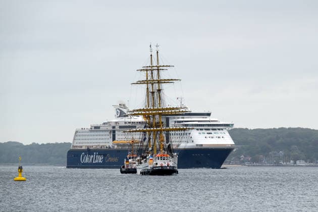 Bundesmarine - Einlaufen des Segelschulschiffes Gorch Fock in Kiel nach langer Auslandsreise Die Gorch Fock wird mit Schlepperhilfe an ihren Liegeplatz an der Gorch-Fock-Mole im Marinestützpunkt Kiel verholt. Dahinter läuft gerade die Oslo - Fähre Color Fantasy ein. Kiel Kieler Förde Schleswig-Holstein Deutschland