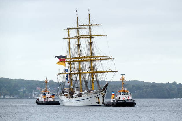 Bundesmarine - Einlaufen des Segelschulschiffes Gorch Fock in Kiel nach langer Auslandsreise Die Gorch Fock wird mit Schlepperhilfe an ihren Liegeplatz an der Gorch-Fock-Mole im Marinestützpunkt Kiel verholt Kiel Kieler Förde Schleswig-Holstein Deutschland