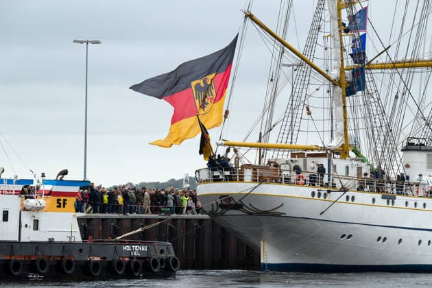 Bundesmarine - Einlaufen des Segelschulschiffes Gorch Fock in Kiel nach langer Auslandsreise Die Gorch Fock legt unter großer Anteilnahme der Angehörigen der Besatzung an ihrem Liegeplatz an der Gorch-Fock-Mole im Marinestützpunkt Kiel an. Die Besatzung holt die Heimatflagge nieder Kiel Kieler Förde Schleswig-Holstein Deutschland