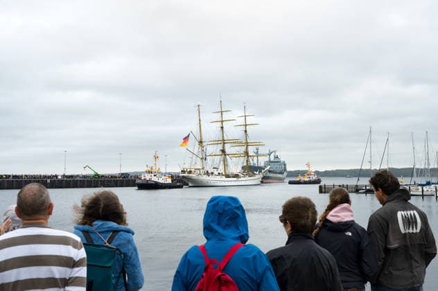 Bundesmarine - Einlaufen des Segelschulschiffes Gorch Fock in Kiel nach langer Auslandsreise Unter großem Interesse von Zuschauern wird das Segelschulschiff Gorch Fock wird mit Schlepperhilfe an seinen Liegeplatz im Marinestützpunkt Kiel verholt Kiel Kieler Förde Schleswig-Holstein Deutschland
