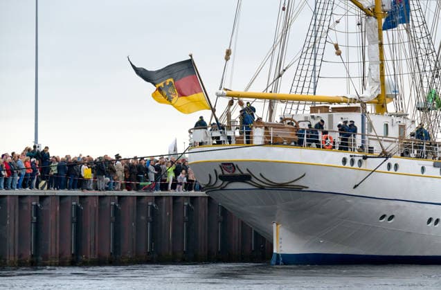 Bundesmarine - Einlaufen des Segelschulschiffes Gorch Fock in Kiel nach langer Auslandsreise Die Gorch Fock legt unter großer Anteilnahme der Angehörigen der Besatzung an ihrem Liegeplatz an der Gorch-Fock-Mole im Marinestützpunkt Kiel an Kiel Kieler Förde Schleswig-Holstein Deutschland