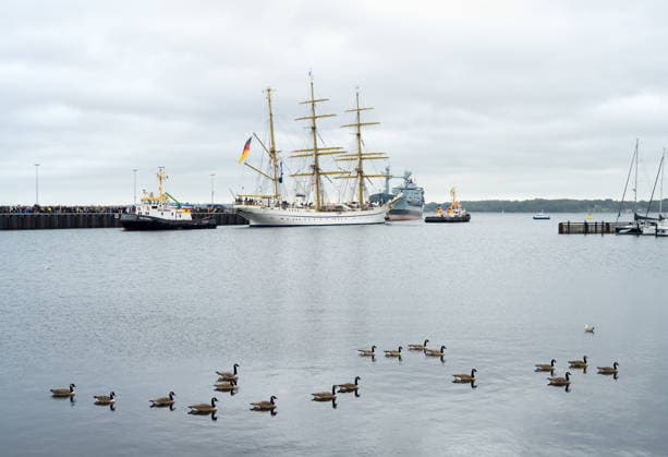 Bundesmarine - Einlaufen des Segelschulschiffes Gorch Fock in Kiel nach langer Auslandsreise Das Segelschulschiff Gorch Fock wird mit Schlepperhilfe an seinen Liegeplatz im Marinestützpunkt Kiel verholt Kiel Kieler Förde Schleswig-Holstein Deutschland