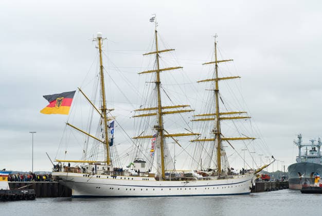 Bundesmarine - Einlaufen des Segelschulschiffes Gorch Fock in Kiel nach langer Auslandsreise Mit wehender Heimatflagge wird das Segelschulschiff Gorch Fock unter großer Anteilnahme der Angehörigen der Schiffsbesatzung mit Schlepperhilfe an seinen Liegeplatz im Marinestützpunkt Kiel bugsiert Kiel Kieler Förde Schleswig-Holstein Deutschland