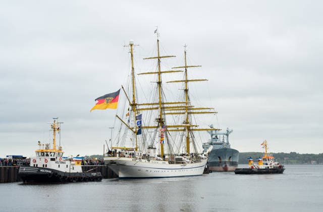 Bundesmarine - Einlaufen des Segelschulschiffes Gorch Fock in Kiel nach langer Auslandsreise Mit wehender Heimatflagge wird das Segelschulschiff Gorch Fock unter großer Anteilnahme der Angehörigen der Schiffsbesatzung mit Schlepperhilfe an seinen Liegeplatz im Marinestützpunkt Kiel bugsiert Kiel Kieler Förde Schleswig-Holstein Deutschland
