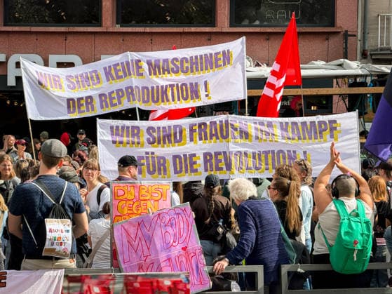 Demonstration fuer Schwangerschaftsabbrueche, Leihmutterschaft und Sterbehilfe und gegen Demonstration Marsch fuer das Leben Gegendemonstration des Buendnis Pro Choice sowie Pro Familia zur Demonstration Marsch fuer das Leben am Neumarkt in Koeln.. Die Demonstration richtet sich gegen Schwangerschaftsabbrueche, Leihmutterschaft und Sterbehilfe. Koeln Nordrhein-Westfalen Deutschland