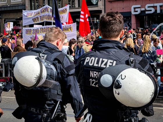 Demonstration fuer Schwangerschaftsabbrueche, Leihmutterschaft und Sterbehilfe und gegen Demonstration Marsch fuer das Leben Gegendemonstration des Buendnis Pro Choice sowie Pro Familia zur Demonstration Marsch fuer das Leben am Neumarkt in Koeln.. Die Demonstration richtet sich gegen Schwangerschaftsabbrueche, Leihmutterschaft und Sterbehilfe. Koeln Nordrhein-Westfalen Deutschland
