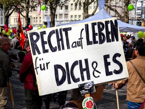 Demonstration Marsch fuer das Leben gegen Schwangerschaftsabbrueche, Leihmutterschaft und Sterbehilfe Demonstration Marsch fuer das Leben am Neumarkt in Koeln.. Die Demonstration richtet sich gegen Schwangerschaftsabbrueche, Leihmutterschaft und Sterbehilfe, Demonstranten mit Schild mit der Aufschrift Recht auf Leben fuer Dich und Es , Koeln, 19.09.2026 Koeln Nordrhein-Westfalen Deutschland
