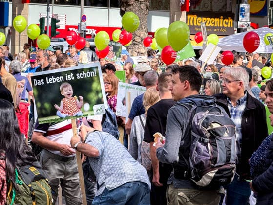 Demonstration Marsch fuer das Leben gegen Schwangerschaftsabbrueche, Leihmutterschaft und Sterbehilfe Demonstration Marsch fuer das Leben am Neumarkt in Koeln.. Die Demonstration richtet sich gegen Schwangerschaftsabbrueche, Leihmutterschaft und Sterbehilfe, Viele Demonstranten mit Ballons auf den Neumarkt in Kolen mit Ballons und Schilder mit der Aufschrift Das Leben ist schoen und einem lachenden Baby. Koeln, 19.09.2026 Koeln Nordrhein-Westfalen Deutschland