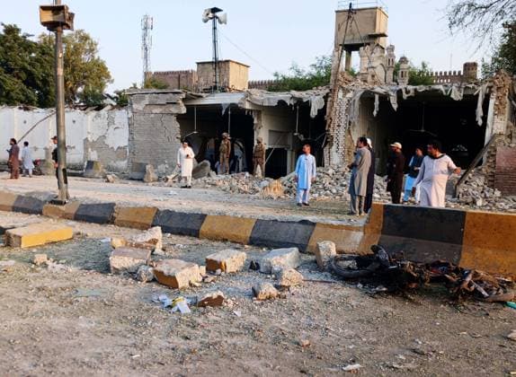 (260919) -- KOHAT, Sept. 19, 2026 () -- This photo taken with a mobile phone shows people gathering at the bomb attack site in Kohat of Khyber Pakhtunkhwa province, Pakistan, Sept. 18, 2026. As many as 31 people, including 16 police officers, were killed and over 100 others injured in a twin suicide attack inside a police residential compound in Pakistan s northwestern Khyber Pakhtunkhwa province on Friday, police said on Saturday. (Str ) (SpotNews)PAKISTAN-KHYBER PAKHTUNKHWA-KOHAT-SUICIDE ATTACK-DEATH TOLL Xinhua
